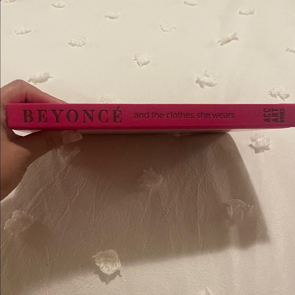 Beyoncé and the Clothes She Wears Book - Pink and Gray - Picture 9 of 9